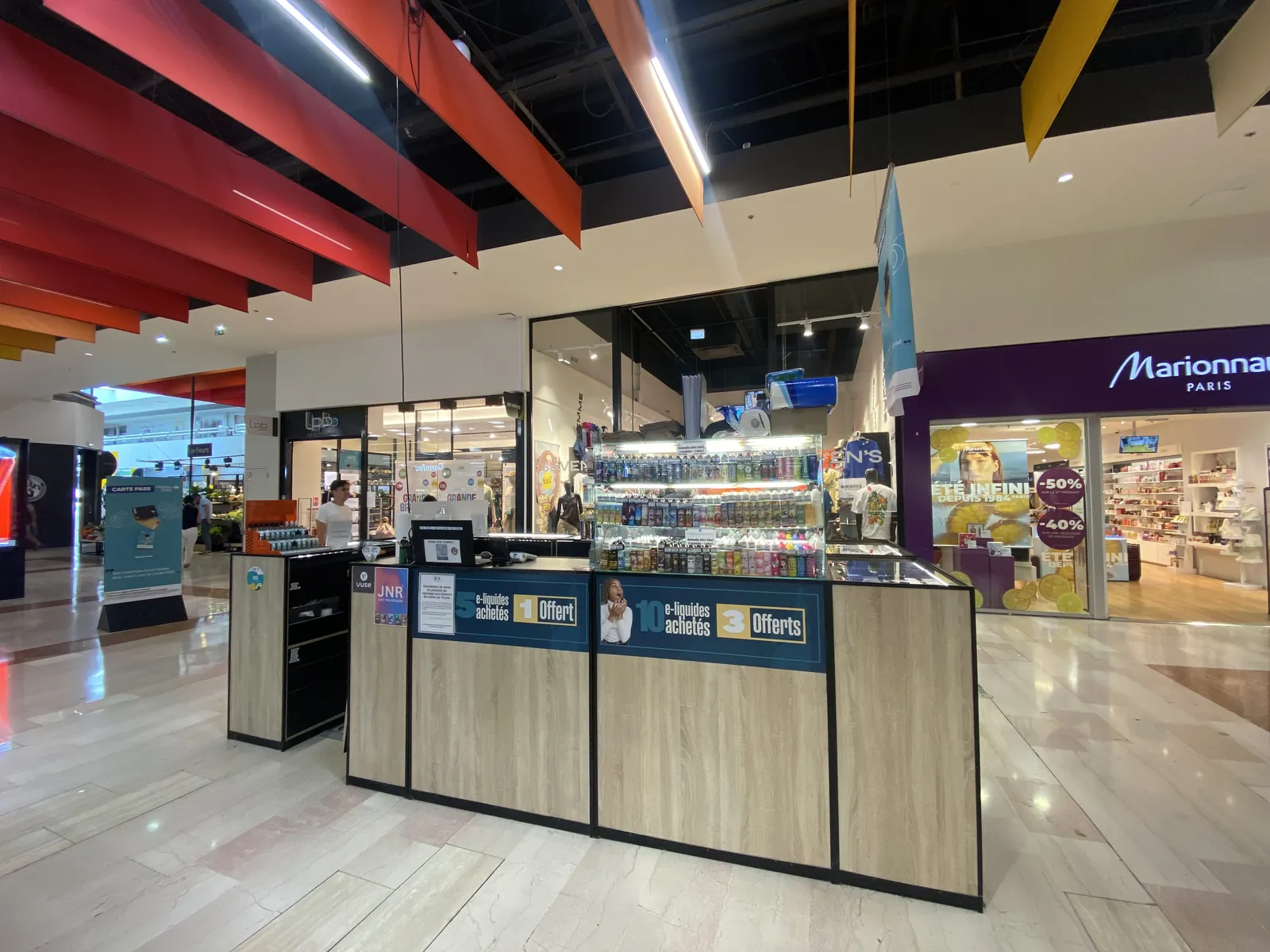 Vitrine du magasin HappeSmoke Les Milles